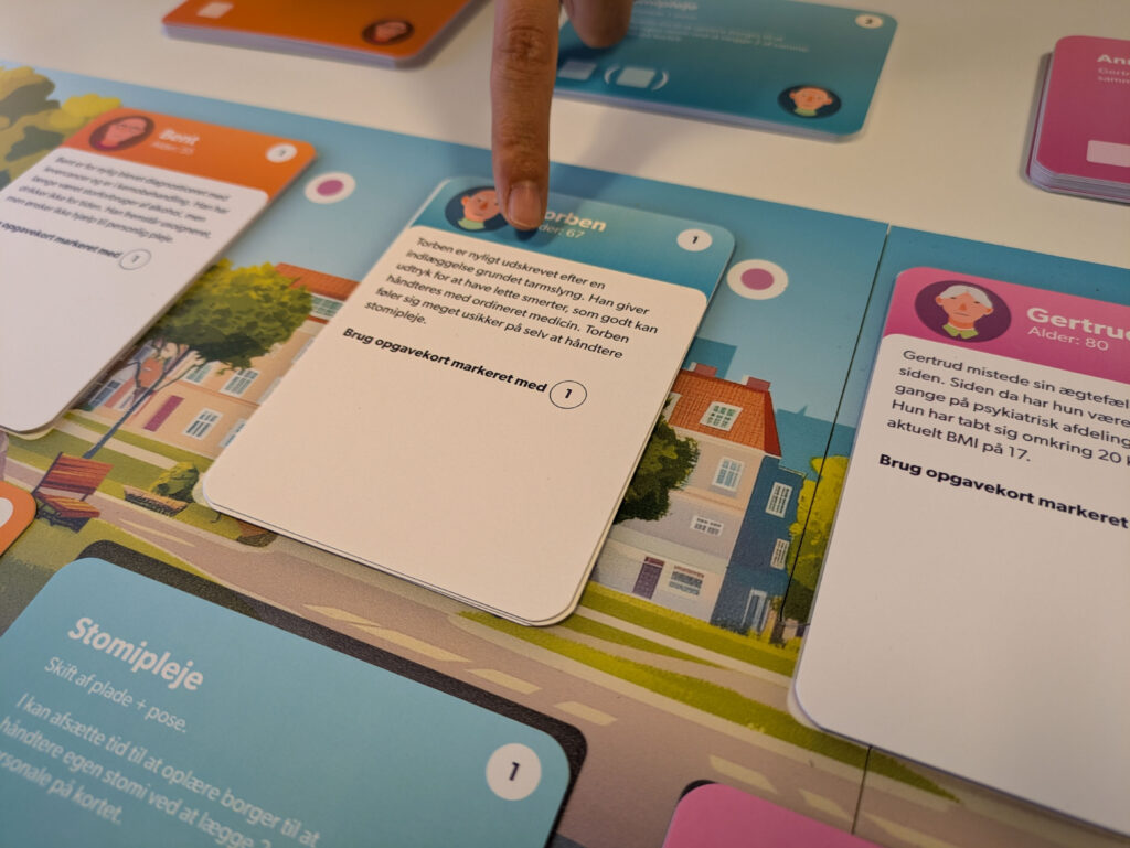 Deltager peger på et spilelement under et læringsspil
